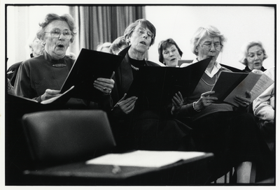 108036 Afbeelding van een repetitie van het Utrechts Universiteits Vrouwenkoor in het Parochiecentrum Binnenstad ...